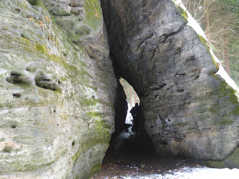 de route door de grot Wildbrethöhle