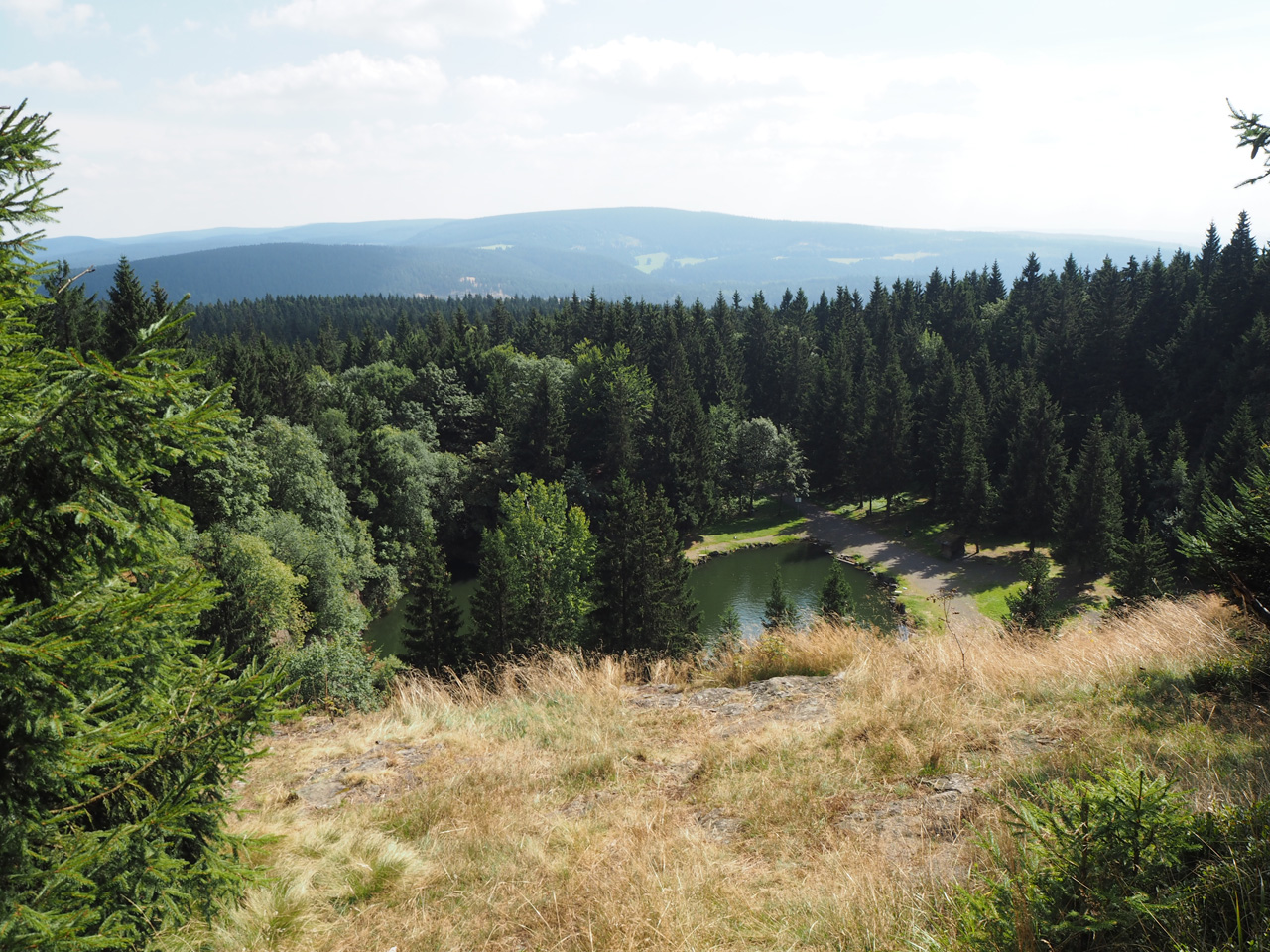 uitzicht over de Bergsee en het Thüringer Wald