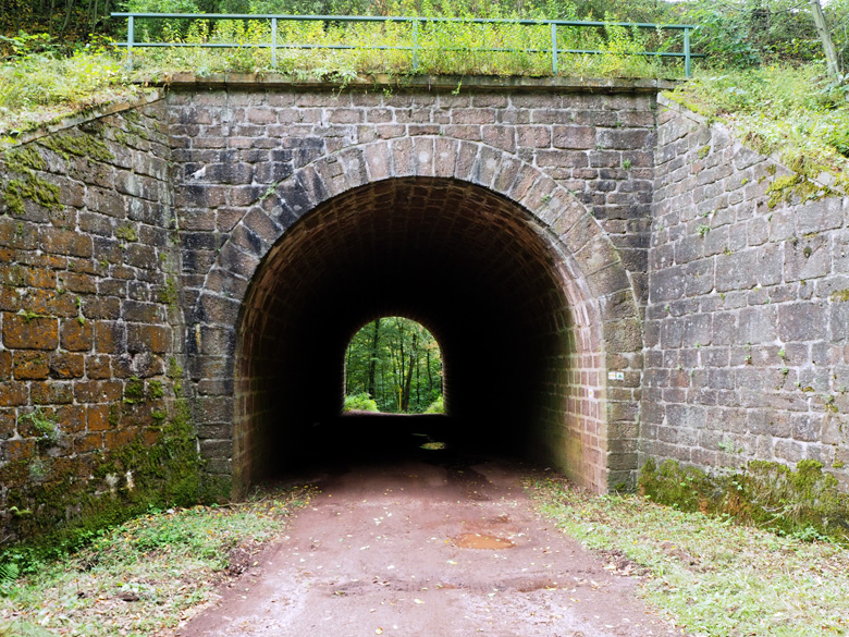 spoorwegtunnel onder in het dal