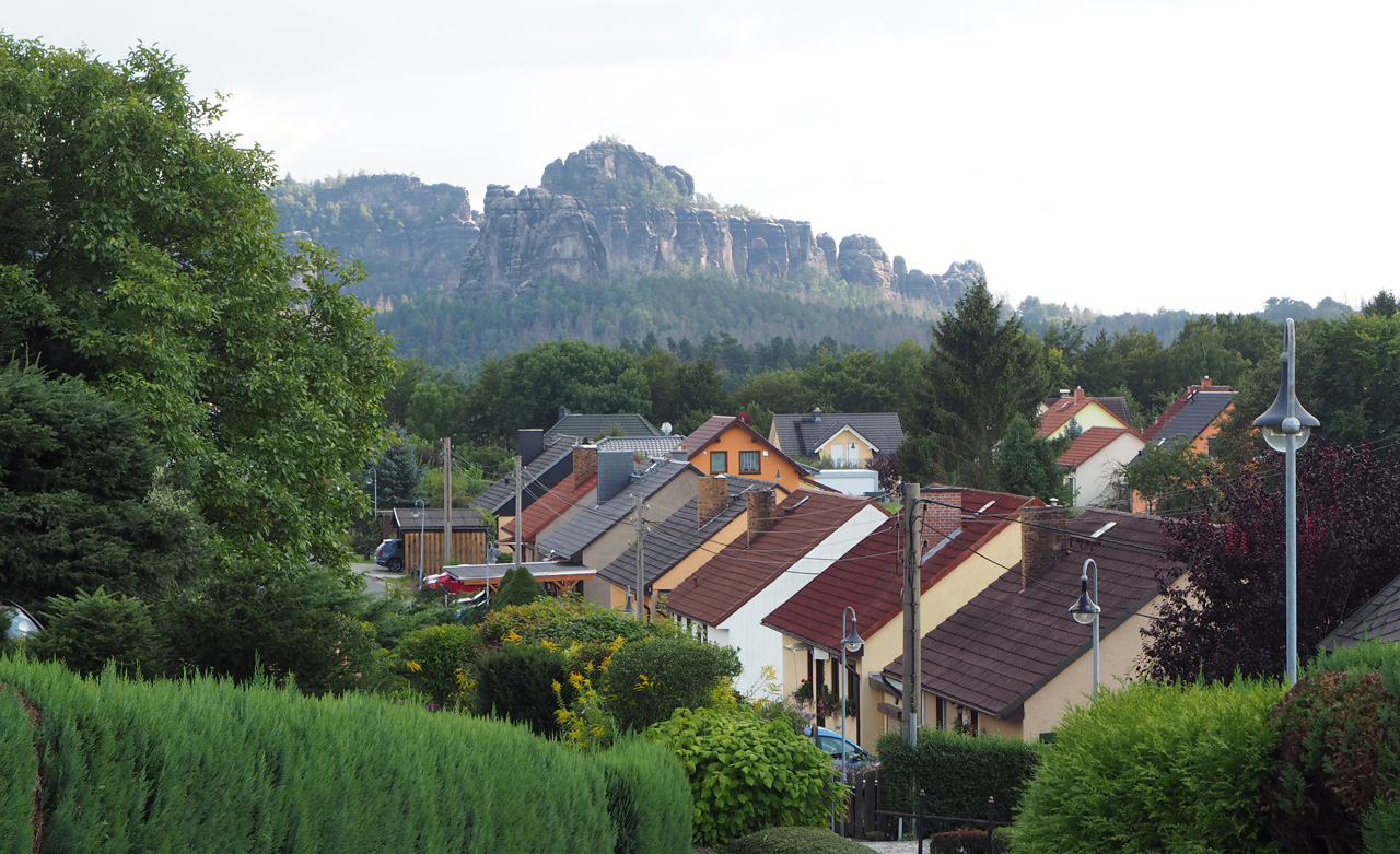 uitzicht over het dorp naar het Elbsandsteingebirge