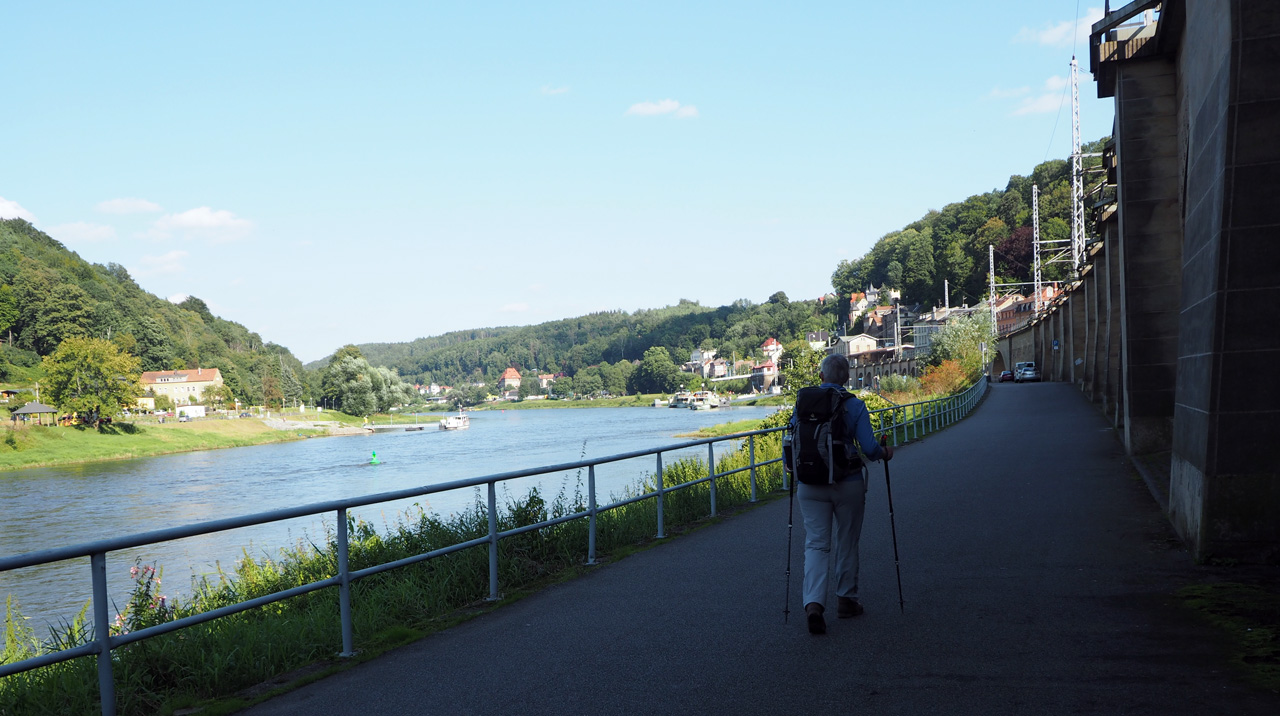 de mooie oeverweg langs de Elbe