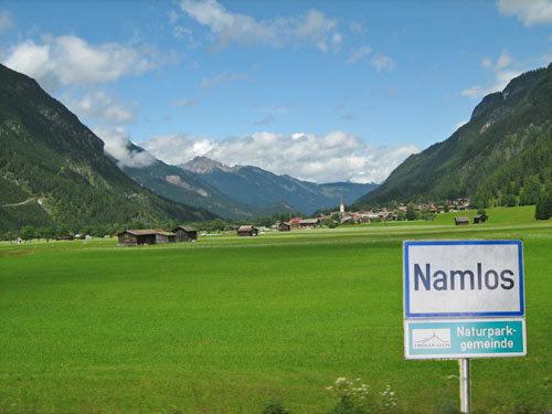 In een schitterend groen glooiend dal ligt het dorpje Namlos