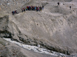 een groep op weg met een Bergführer naar de ijsgrotten
