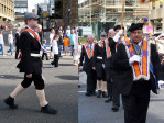 de Orange Walks Glasgow, veel strakke gezichten